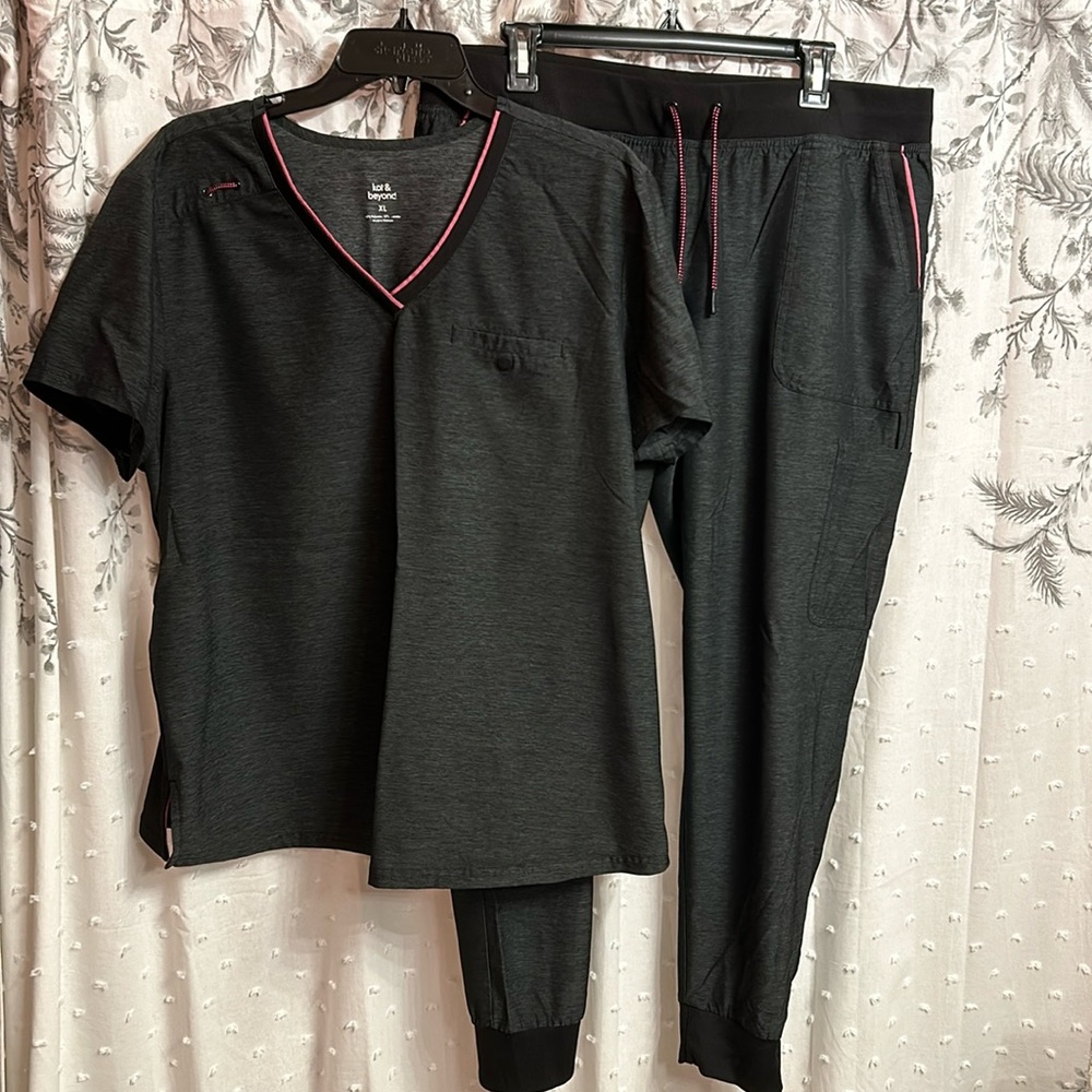 Koi Scrub set in XL